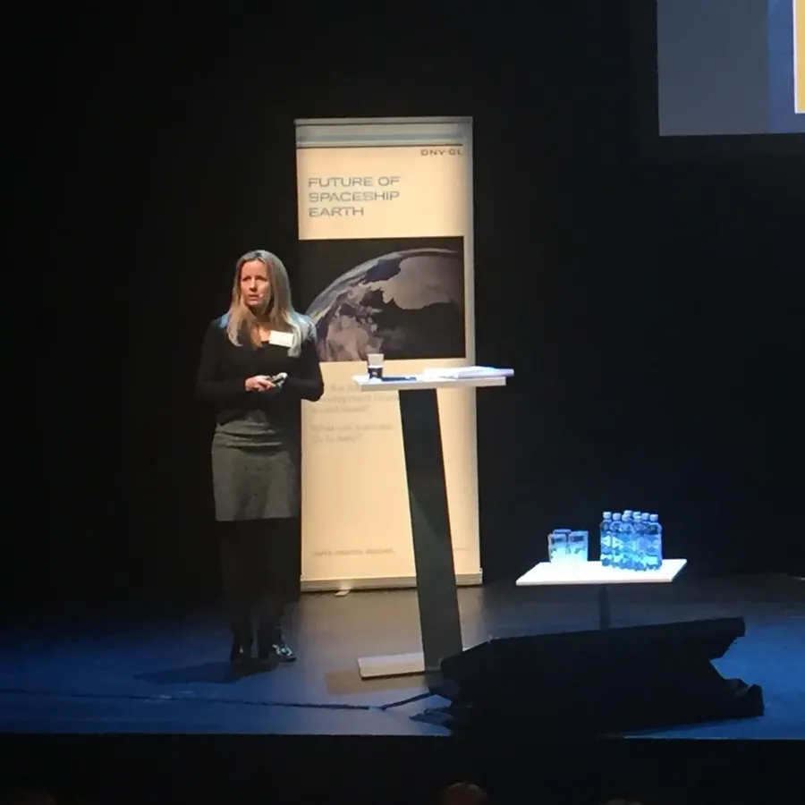 Wenche Grønbrekk, global leder for bærekraft og risiko, presenterer Cermaqs bærekrafttilnærming på DNVGLs arrangementet i Oslo i dag
