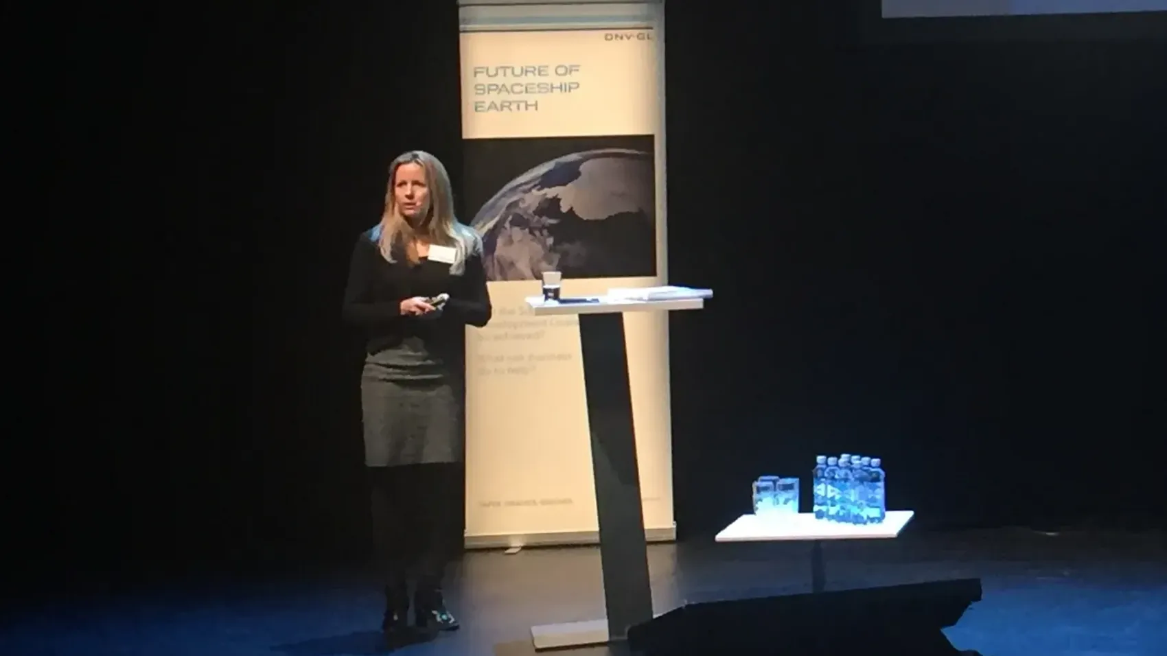 Wenche Grønbrekk, global leder for bærekraft og risiko, presenterer Cermaqs bærekrafttilnærming på DNVGLs arrangementet i Oslo i dag
