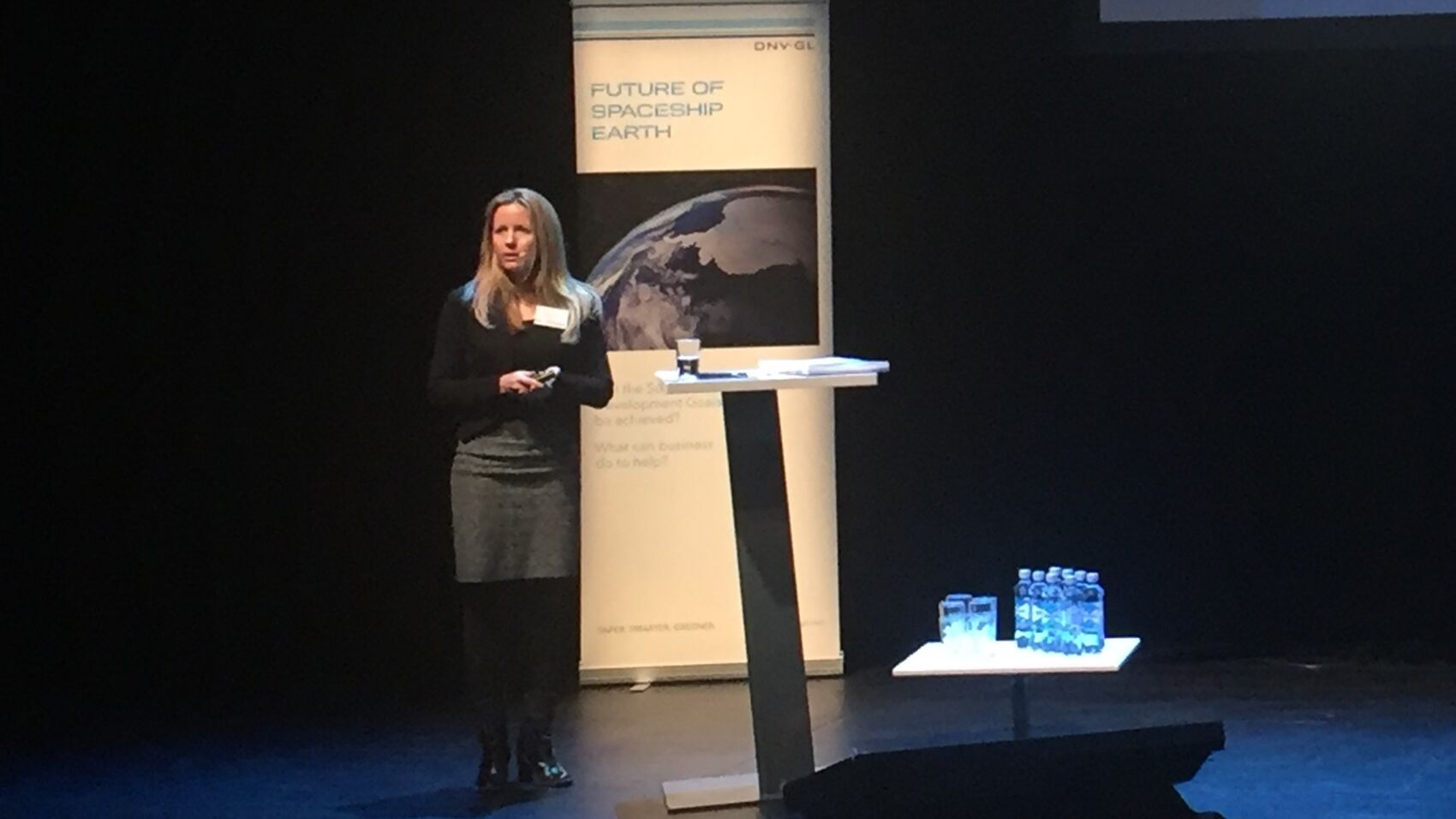 Wenche Grønbrekk, global leder for bærekraft og risiko, presenterer Cermaqs bærekrafttilnærming på DNVGLs arrangementet i Oslo i dag